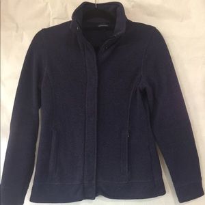 A Land’s End fleece jacket with 2 pockets